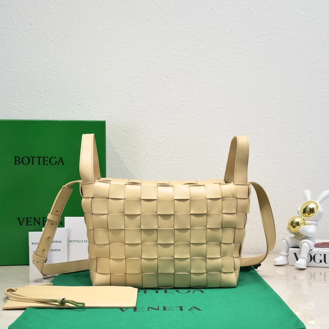 Batch 2600 BottegaVeneta What can be packed in the new bowling bag? Have you got the new bowling bag? Super large capacity ~ The key is low-key, simple and casual style ~ the fashion sense is not reduced at all. It combines BV's classic woven elements and can also be used for computers. The length of the shoulder straps can be adjusted. It is suitable for tall girls to carry. Boys also have a sunny back☀️ Style number: 7466# Size: 28*21*16